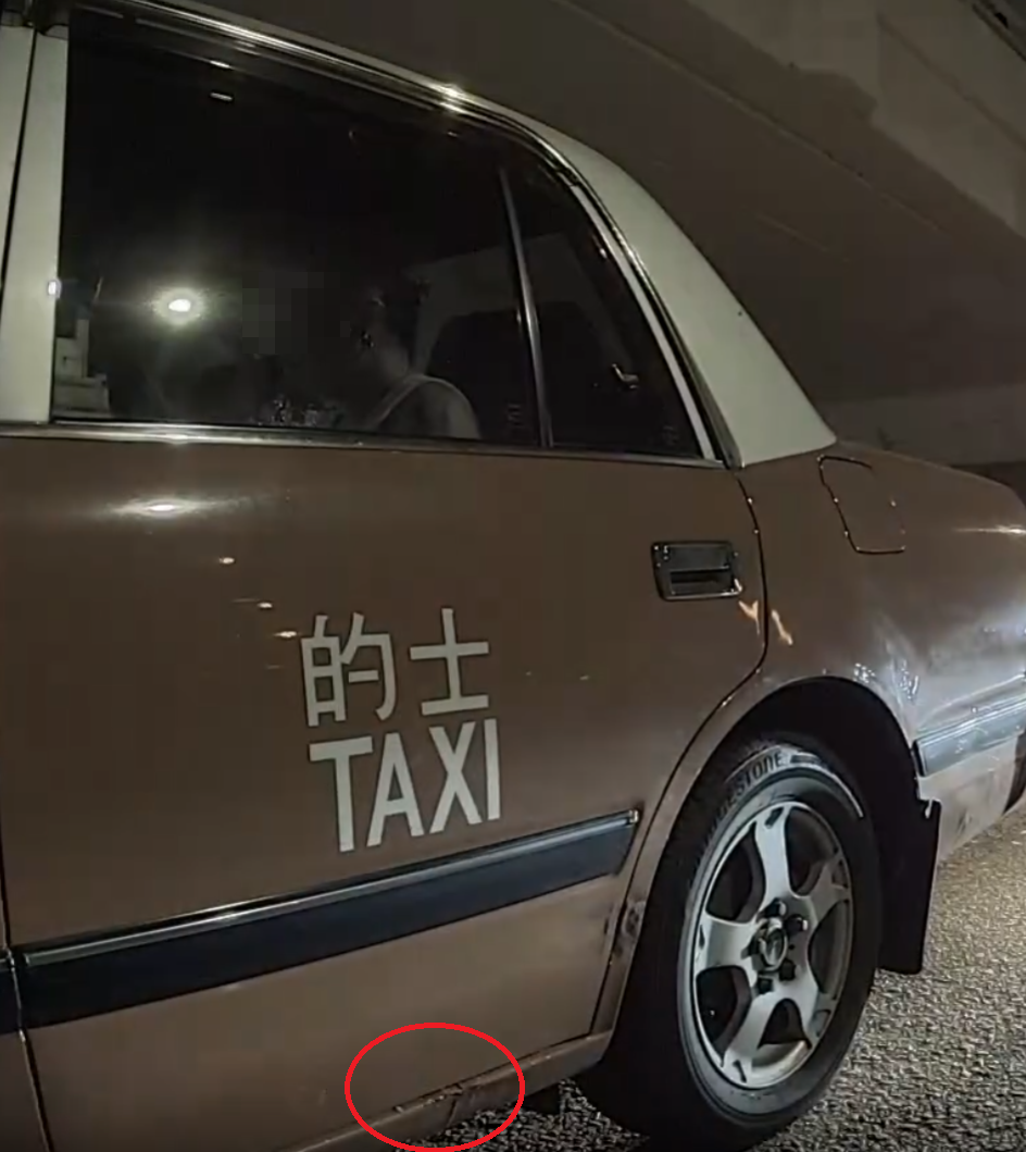 的士車門下邊在女子開門後出現疑似污穢物。(Threads影片截圖)