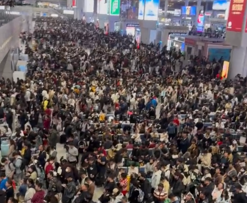 南京南站列車大規模延遲,大批旅客滯留車站 影片截圖