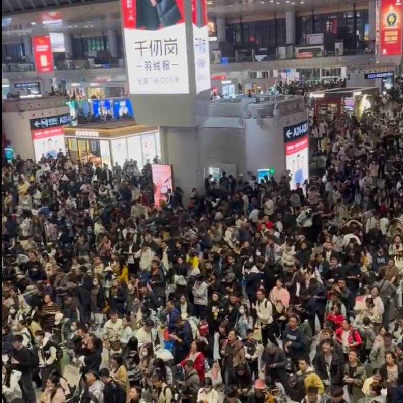 南京南站列車大規模延遲,大批旅客滯留車站 影片截圖