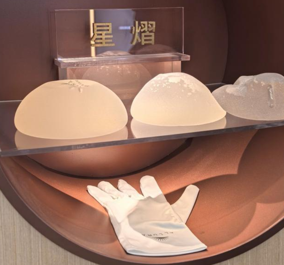 26歲的王小姐在長沙雅美醫療美容醫院進行假體隆胸手術,手術後,她發現胸部手感生硬,平躺時感覺像是兩個碗扣在胸口。 《瀟湘晨報》圖片