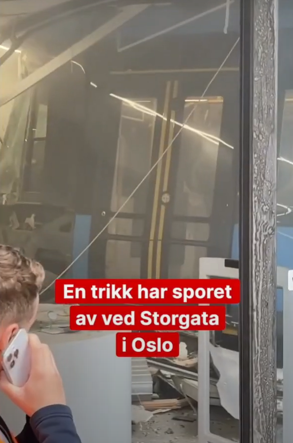 電車出軌後直撞入店舖。(互聯網)