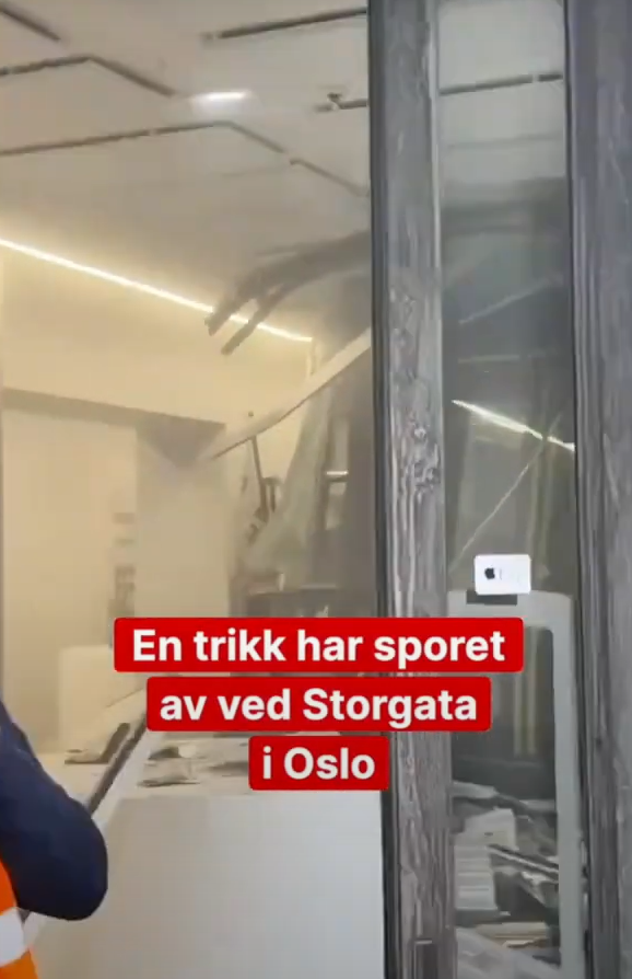 電車出軌後直撞入店舖。(互聯網)