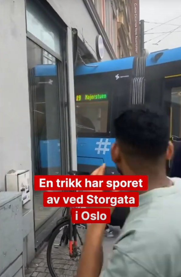 電車出軌後直撞入店舖。(互聯網)