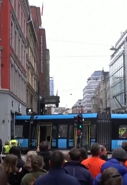 電車出軌後直撞入店舖。(互聯網)