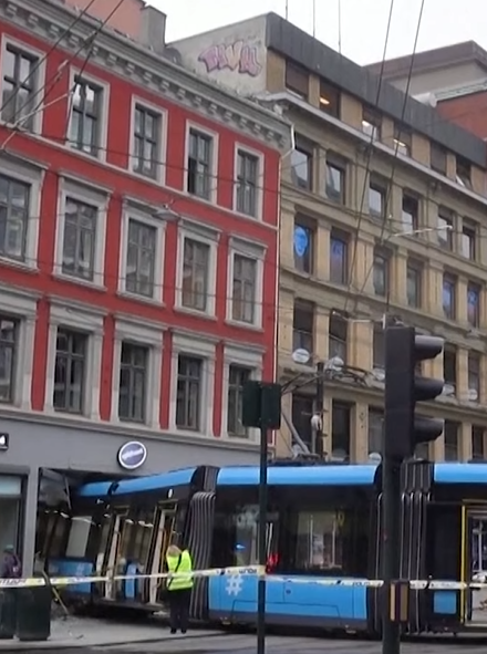 電車出軌後直撞入店舖。(互聯網)