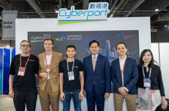 數碼港首席公眾使命官陳思源(右三)在首日香港金融科技周的小型舞台節目中,宣布 推出「數碼港區塊鏈支援平台」,並歡迎世界知名的 Polkadot 和 Avalanche 成為首批 合作夥伴。(數碼港)