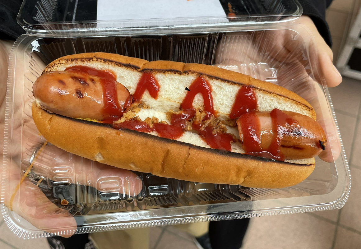 日本限界節約熱狗一頭一尾各有一粒香腸波,中間並無香腸。(互聯網)