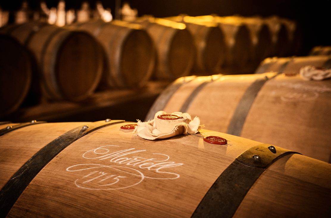 在 300 年老橡木桶中靜謐陳釀,經過精妙複雜的調配,每一滴都散發著璀璨光華,馥郁香氣層次豐富,口感醇厚綿密。