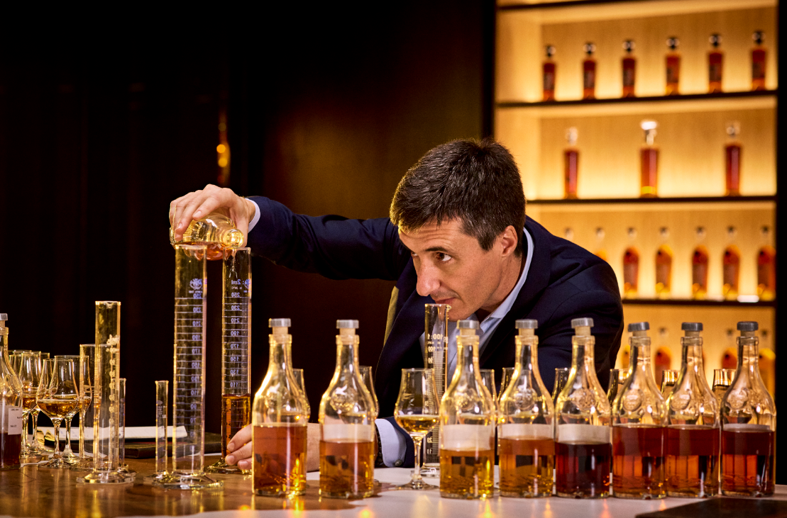 這款首發佳釀完美詮釋了當代的奢華與優雅。其香氣層次豐富,不但帶有優雅馥郁的花果香氣,更與大地氣息和陳年酒香交融,並散發著檀香與雪松的木質芬芳。