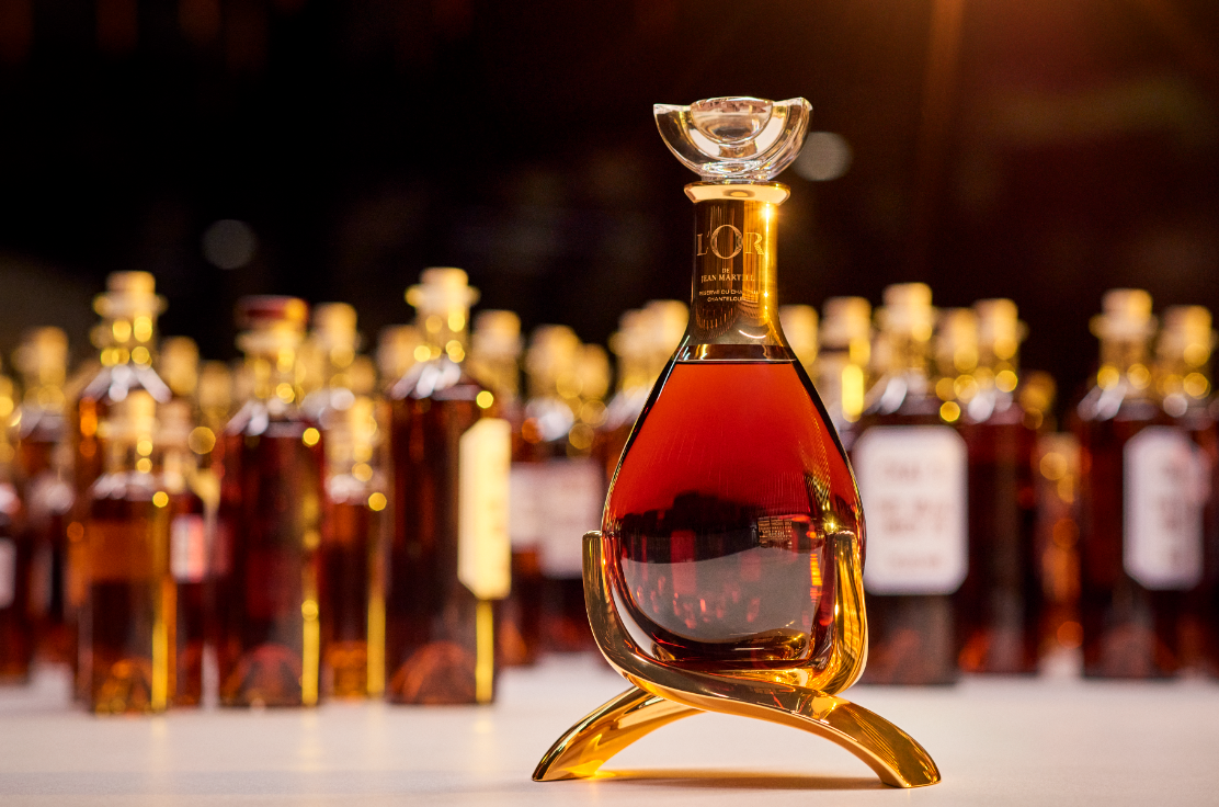 入口即能感受到濃郁的花香,隨後是辛香料與黑醋栗的微妙平衡,最後以獨特的木質香氣,餘韻悠長。