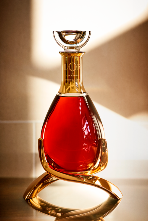 瓶身以一滴純淨晶瑩的干邑為靈感,瓶頸處更綴以 19 克拉黃金鐫刻限量標號,金色光影與醇厚酒液交相輝映,盡顯華麗非凡。