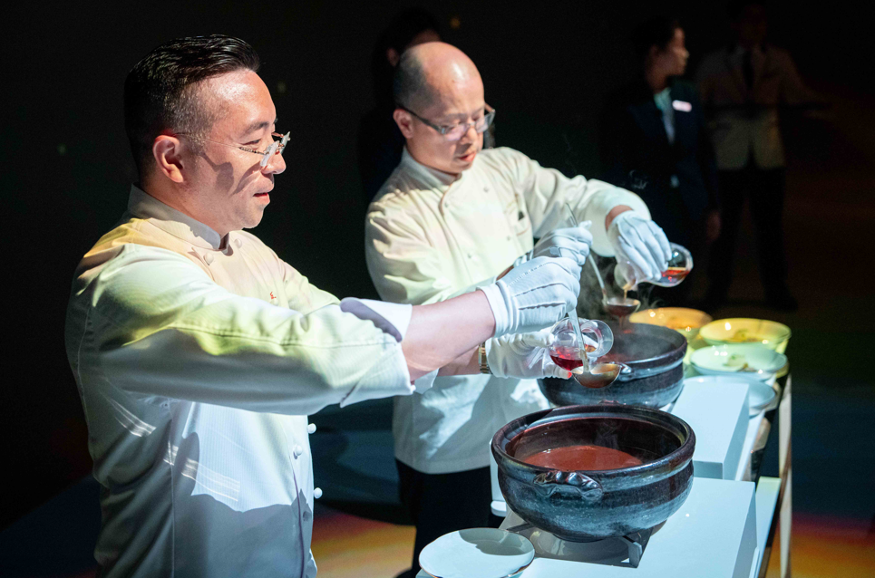 永利皇宮「譚卉」行政總廚譚國鋒和富臨飯店行政總廚黃隆滔師傅四手聯乘的六道菜佳餚晚宴,與干邑的醇厚風味完美交融。