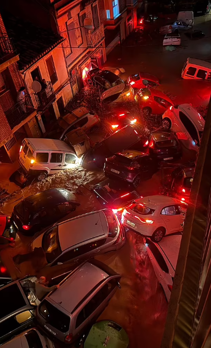 大量汽車被沖得疊在一起。(互聯網)