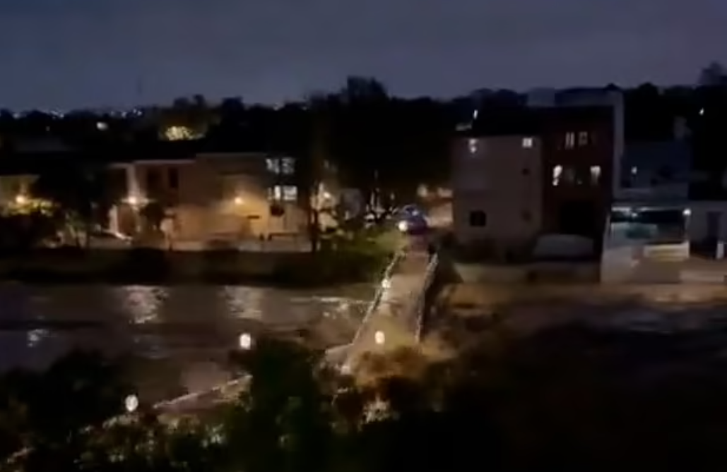 片段可見有橋樑被洪水沖走。(互聯網)