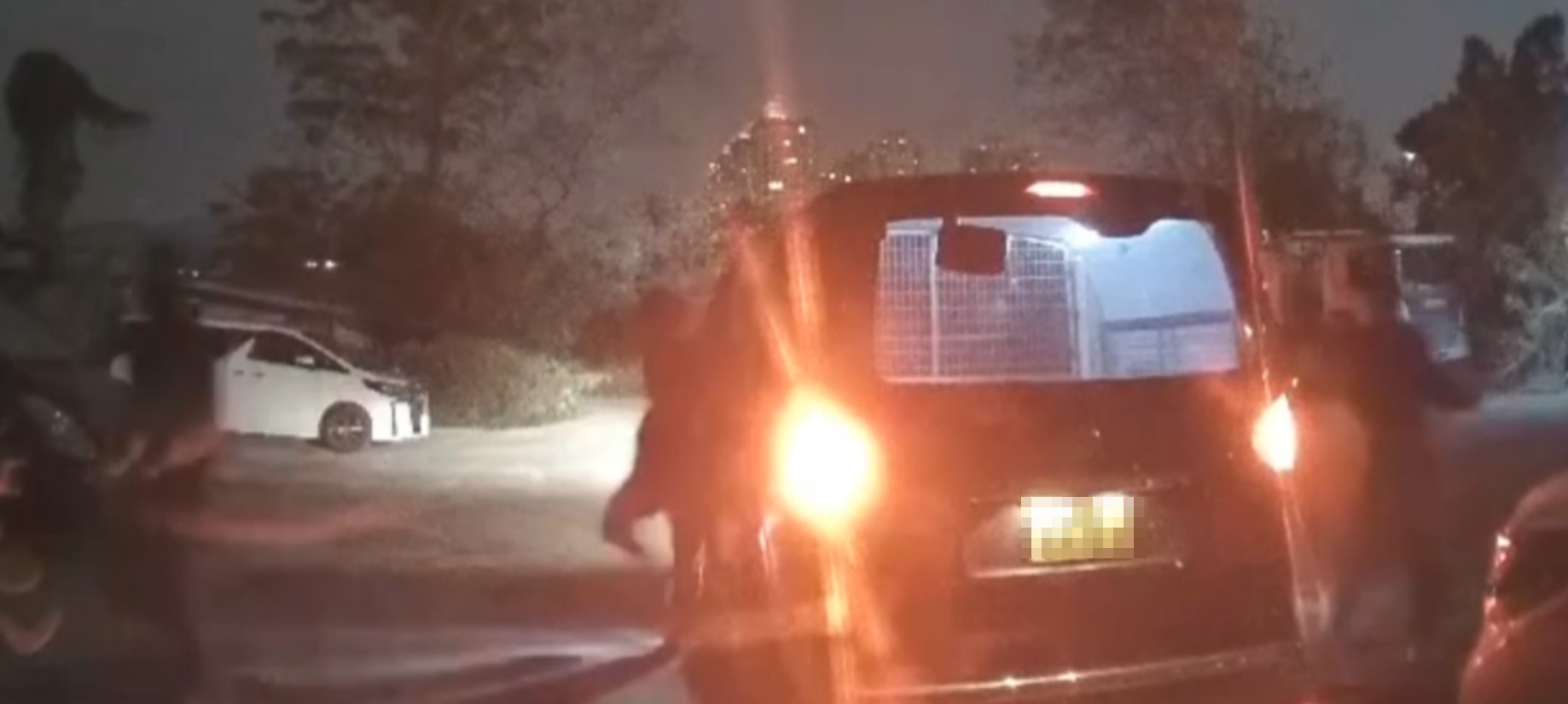 有車Cam片拍得約4名持械蒙面歹徒,乘坐一輛黑色客貨車至其中一個露天停車場向不同汽車扑窗。