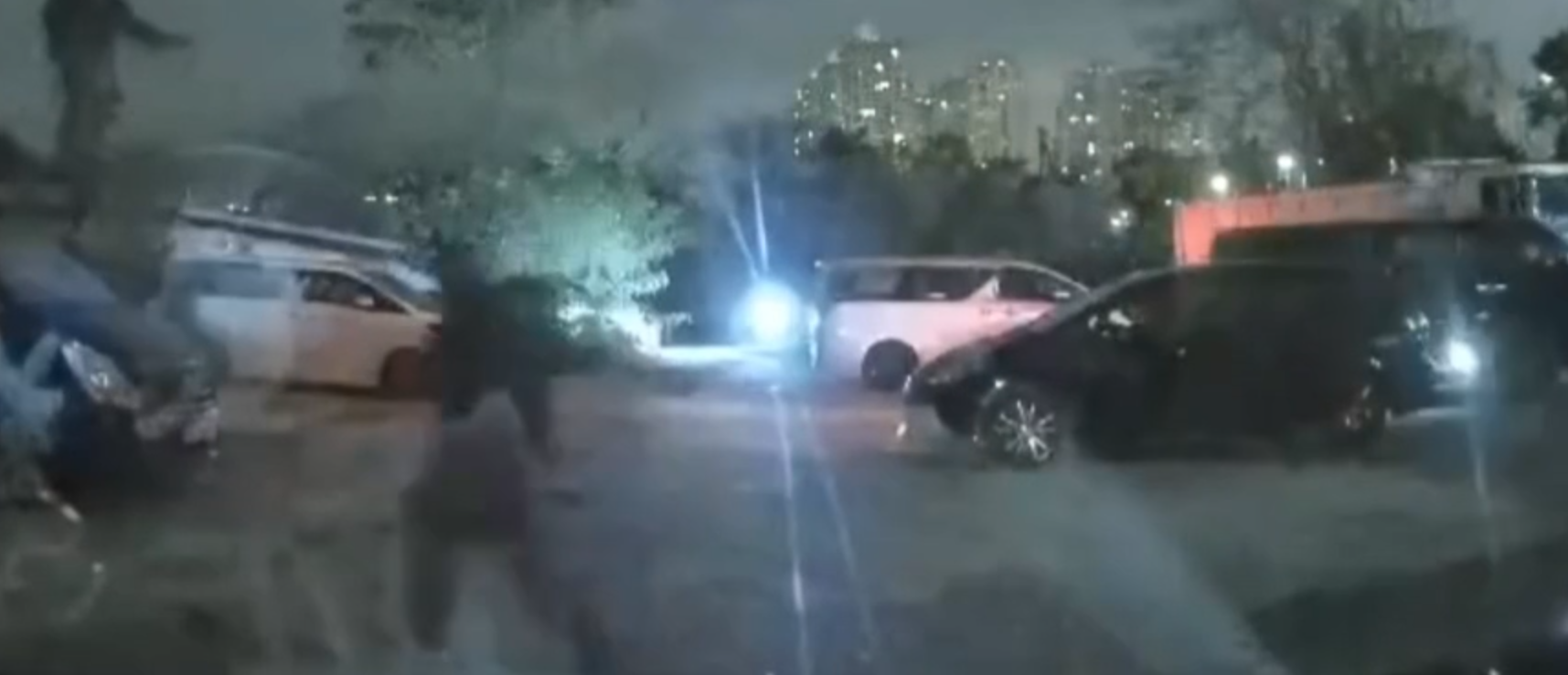 有車Cam片拍得約4名持械蒙面歹徒,乘坐一輛黑色客貨車至其中一個露天停車場向不同汽車扑窗。