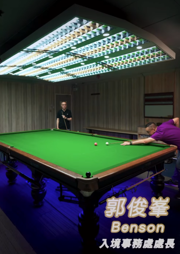 奧蘇利雲透過「優秀人才入境計劃」移民香港。入境處在社交媒體上載影片,處長郭俊峰與奧蘇利雲對談。