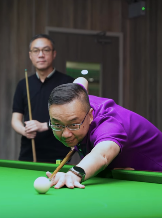 奧蘇利雲透過「優秀人才入境計劃」移民香港。入境處在社交媒體上載影片,處長郭俊峰與奧蘇利雲對談。