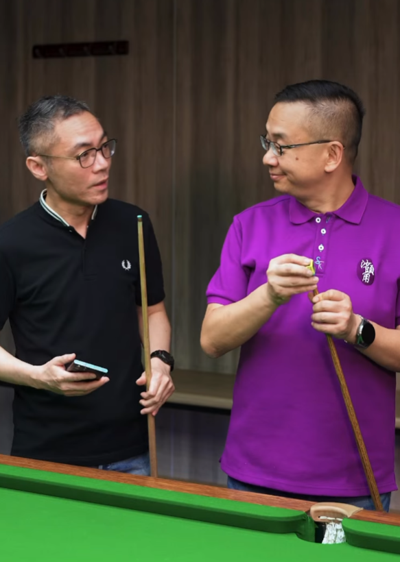 奧蘇利雲透過「優秀人才入境計劃」移民香港。入境處在社交媒體上載影片,處長郭俊峰與奧蘇利雲對談。