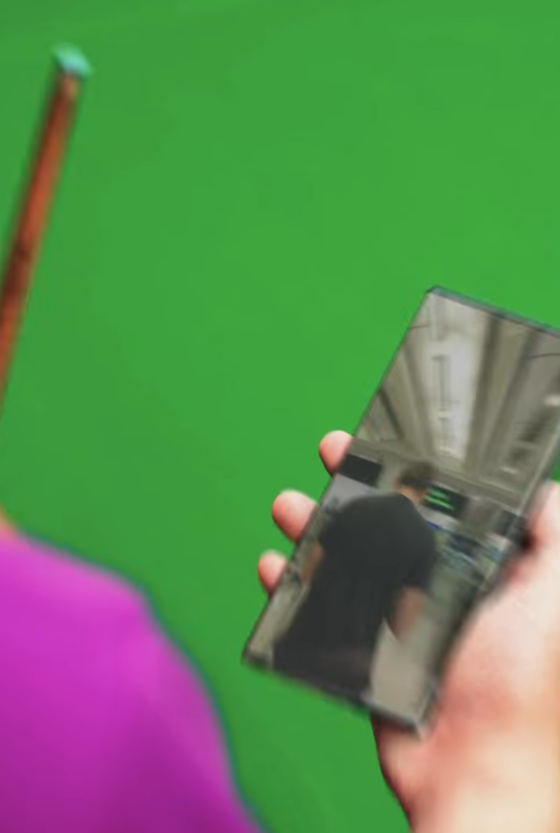 奧蘇利雲透過「優秀人才入境計劃」移民香港。入境處在社交媒體上載影片,處長郭俊峰與奧蘇利雲對談。