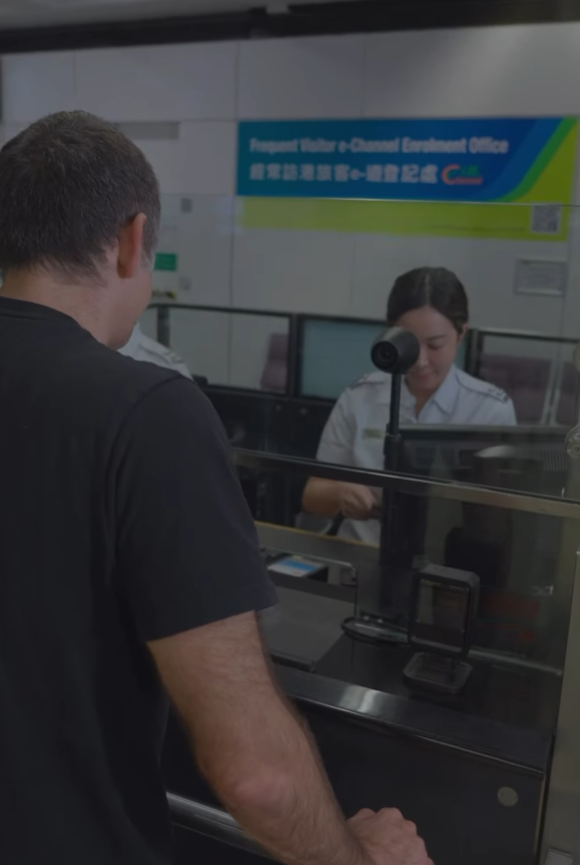 奧蘇利雲透過「優秀人才入境計劃」移民香港。入境處在社交媒體上載影片,處長郭俊峰與奧蘇利雲對談。