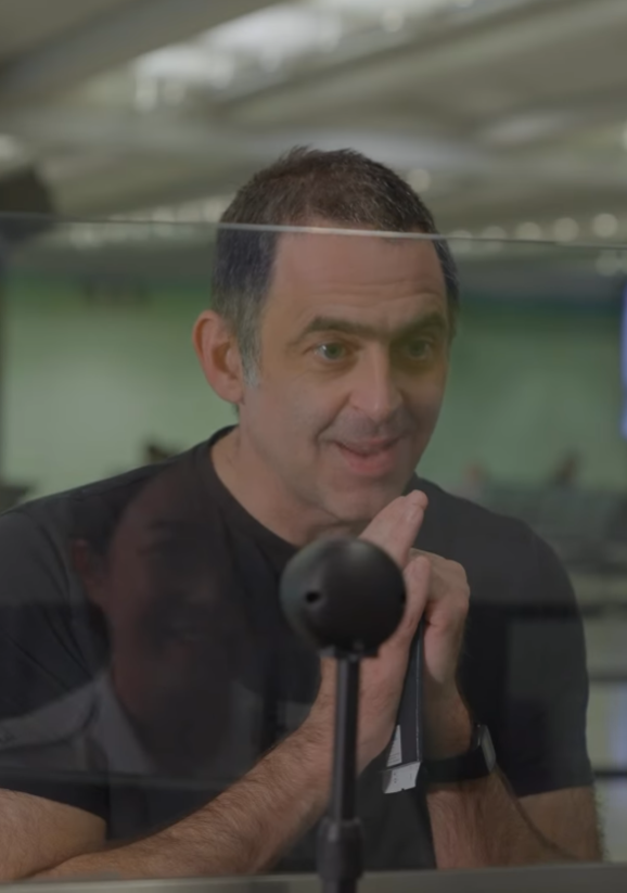 奧蘇利雲透過「優秀人才入境計劃」移民香港。入境處在社交媒體上載影片,處長郭俊峰與奧蘇利雲對談。