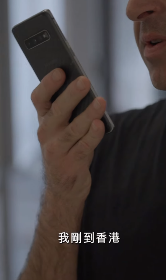 奧蘇利雲透過「優秀人才入境計劃」移民香港。入境處在社交媒體上載影片,處長郭俊峰與奧蘇利雲對談。