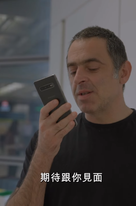 奧蘇利雲透過「優秀人才入境計劃」移民香港。入境處在社交媒體上載影片,處長郭俊峰與奧蘇利雲對談。