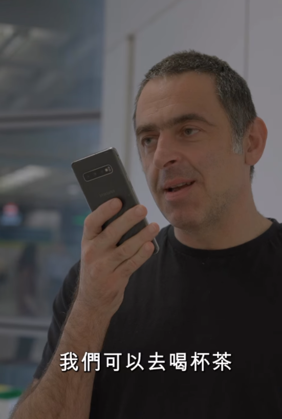 奧蘇利雲透過「優秀人才入境計劃」移民香港。入境處在社交媒體上載影片,處長郭俊峰與奧蘇利雲對談。