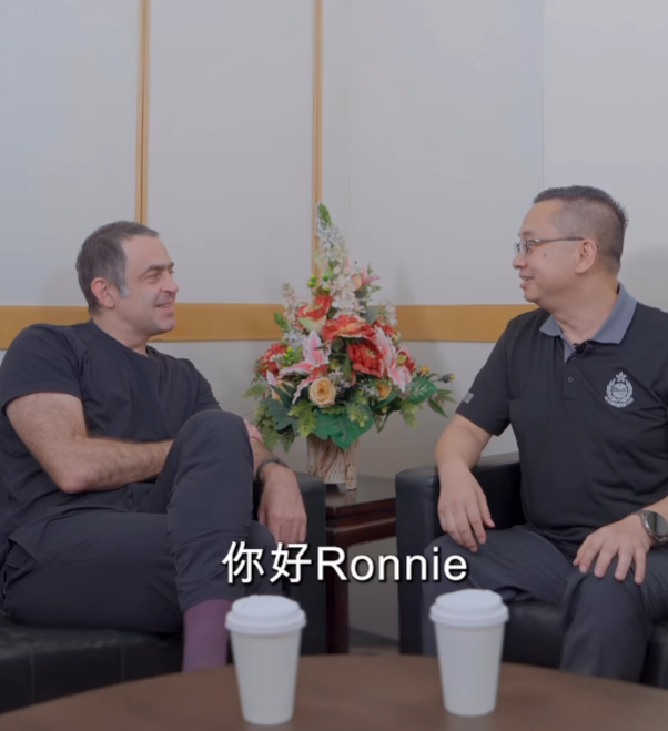 奧蘇利雲透過「優秀人才入境計劃」移民香港。入境處在社交媒體上載影片,處長郭俊峰與奧蘇利雲對談。