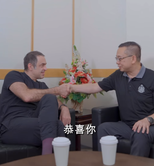 奧蘇利雲透過「優秀人才入境計劃」移民香港。入境處在社交媒體上載影片,處長郭俊峰與奧蘇利雲對談。