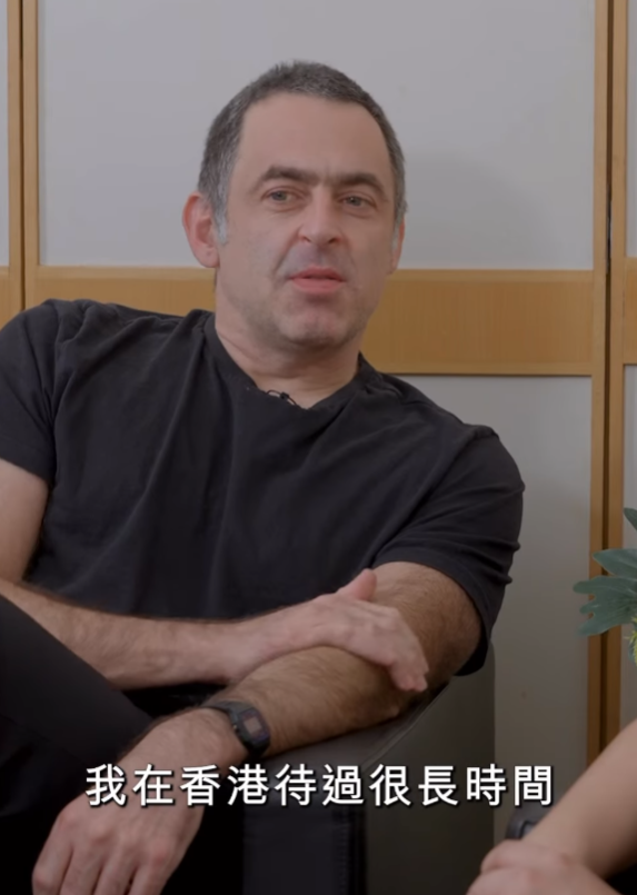 奧蘇利雲透過「優秀人才入境計劃」移民香港。入境處在社交媒體上載影片,處長郭俊峰與奧蘇利雲對談。