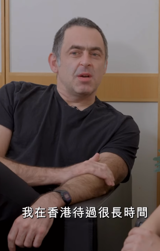 奧蘇利雲透過「優秀人才入境計劃」移民香港。入境處在社交媒體上載影片,處長郭俊峰與奧蘇利雲對談。