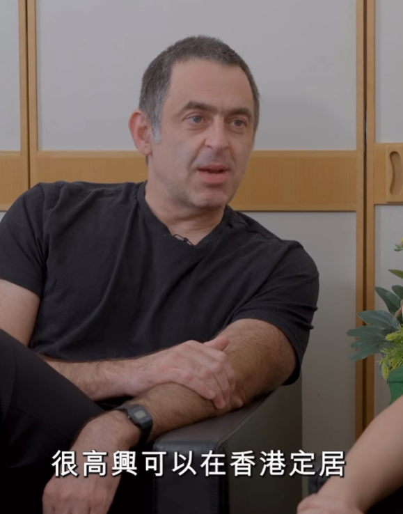 奧蘇利雲透過「優秀人才入境計劃」移民香港。入境處在社交媒體上載影片,處長郭俊峰與奧蘇利雲對談。