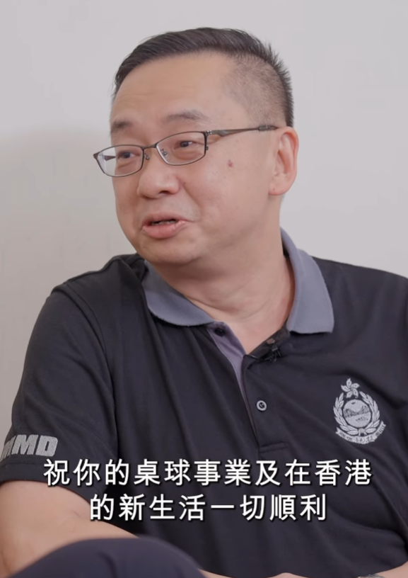 奧蘇利雲透過「優秀人才入境計劃」移民香港。入境處在社交媒體上載影片,處長郭俊峰與奧蘇利雲對談。