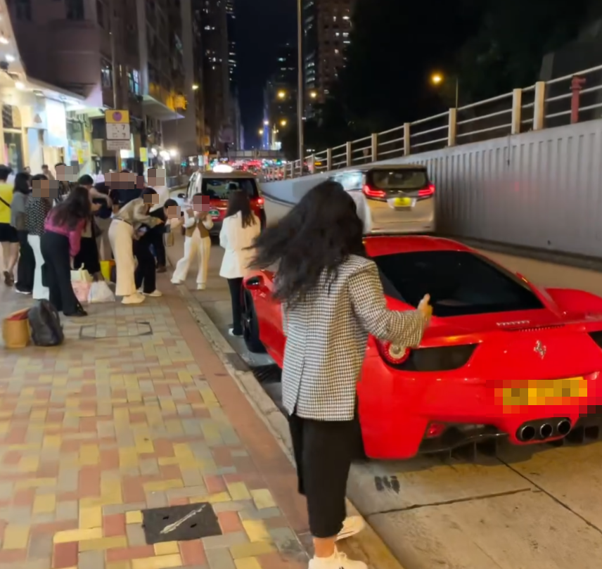旺角亞皆老街街頭停泊一輛紅色法拉利,吸引不少內地大媽圍着打卡拍照,有人甚至半挨靠在車頭冚位置 (Threads影片截圖)
