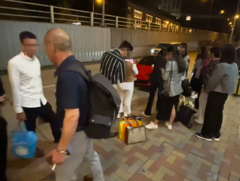 旺角亞皆老街街頭停泊一輛紅色法拉利,吸引不少內地大媽圍着打卡拍照,有人甚至半挨靠在車頭冚位置 (Threads影片截圖)