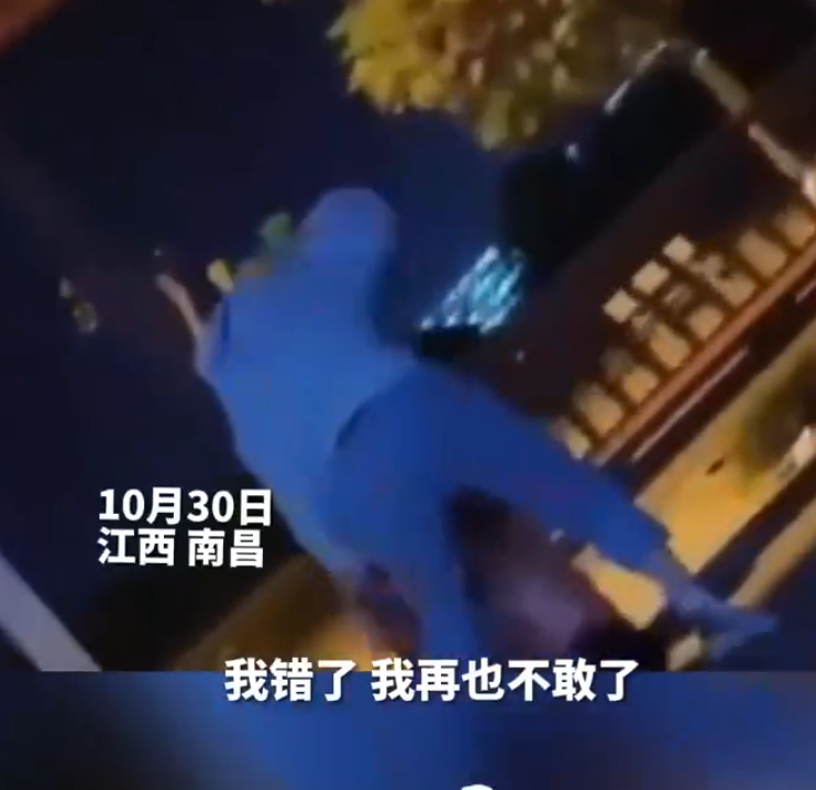 一名男子於南昌工學院一通道內持刀對着一名女子捅刺,女子曾大聲慘叫求饒,倒地後呼喊「救命,我錯了,再也不敢了,救命。」(影片截圖)