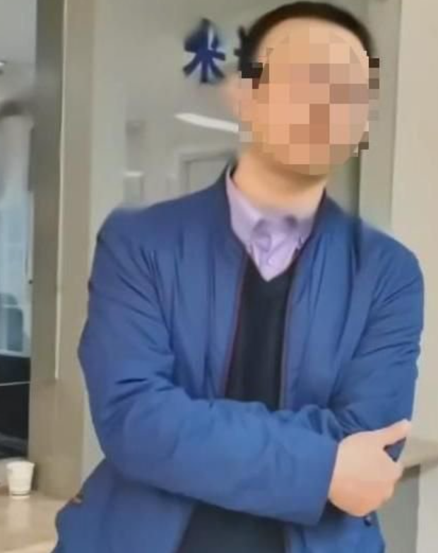 陝西省西安市自然資源和規劃局曲江新區一名副局長近日接待民眾信訪時,經過4個小時後仍答不上提問,竟「借尿遁」偷偷從廁所窗戶逃跑(影片截圖)