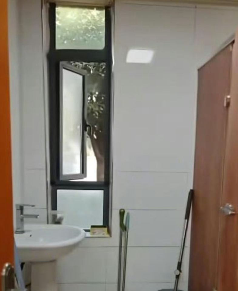 陝西省西安市自然資源和規劃局曲江新區一名副局長近日接待民眾信訪時,經過4個小時後仍答不上提問,竟「借尿遁」偷偷從廁所窗戶逃跑(影片截圖)