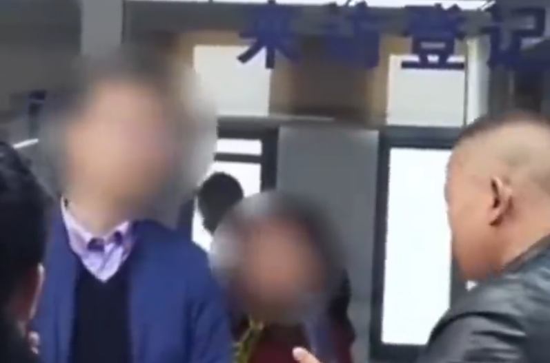 陝西省西安市自然資源和規劃局曲江新區一名副局長近日接待民眾信訪時,經過4個小時後仍答不上提問,竟「借尿遁」偷偷從廁所窗戶逃跑(影片截圖)