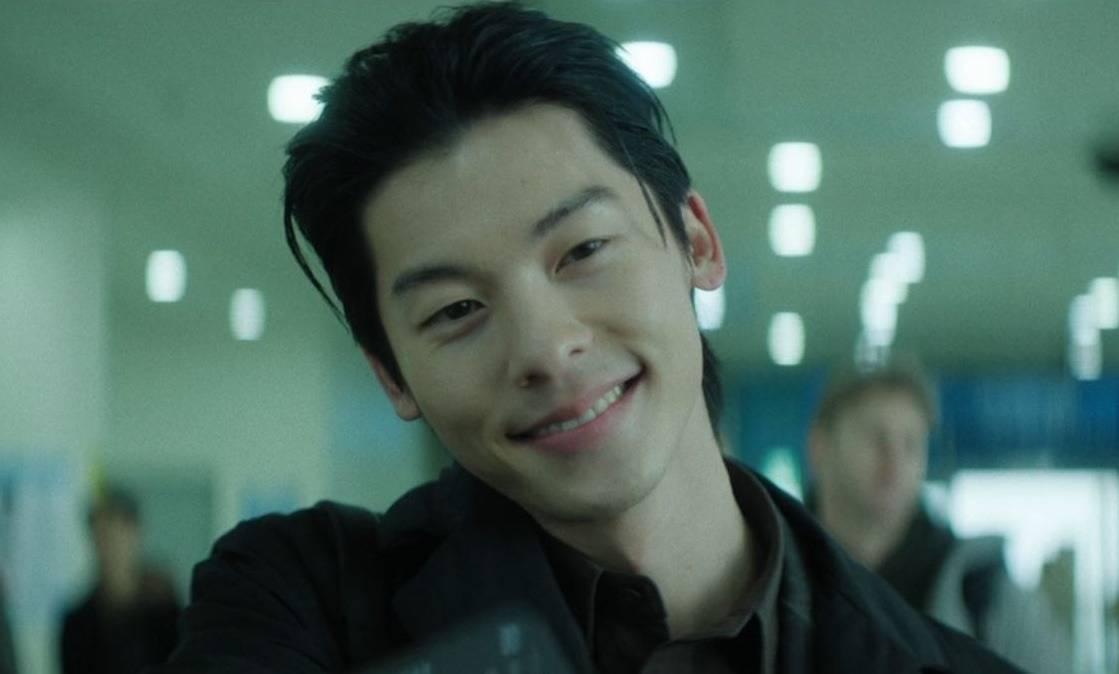 許光漢在韓劇《無路可走:輪盤賭》,全英語飾演殺手「微笑先生」。