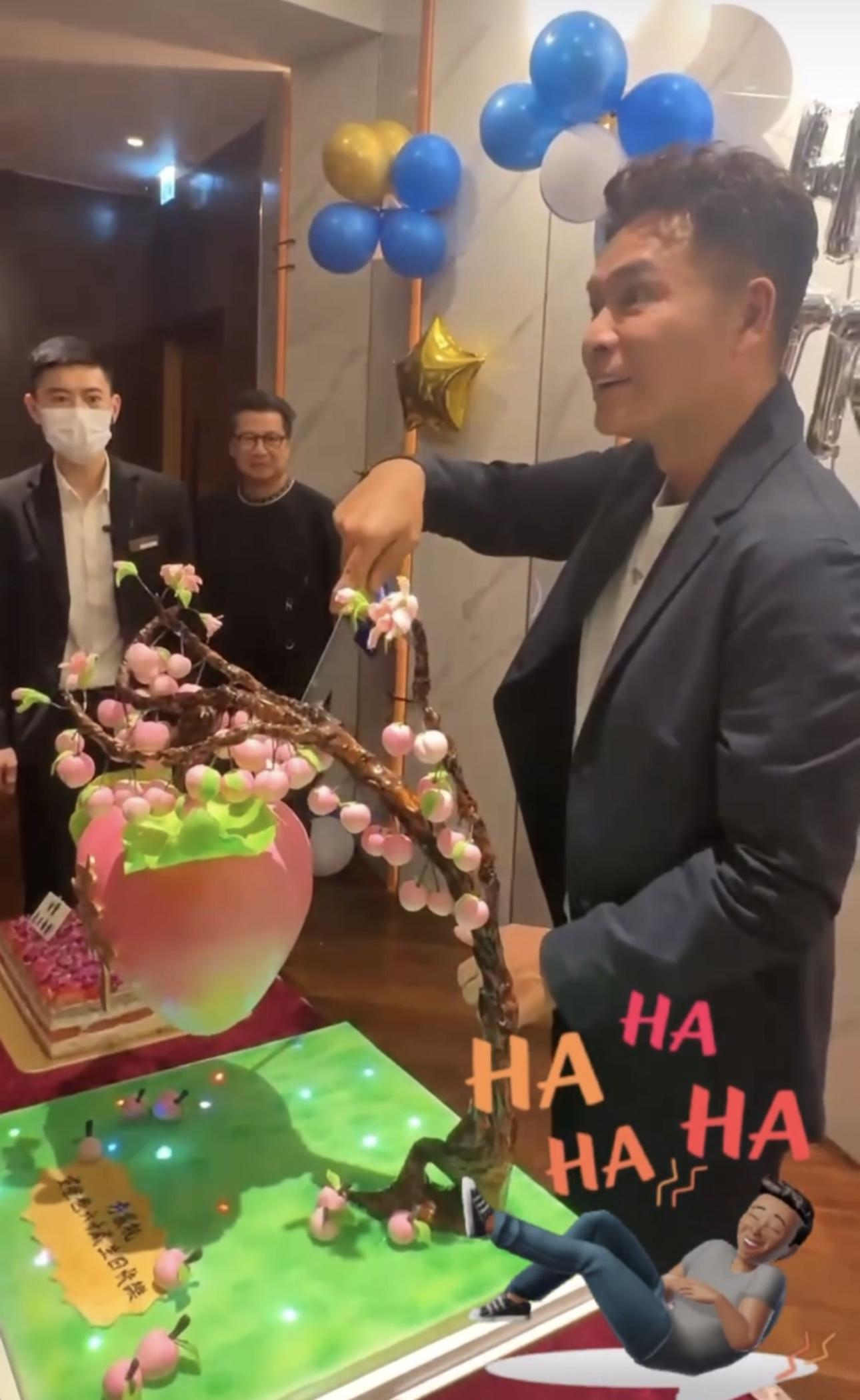 郭晉安切凌空掉在樹上的壽桃。