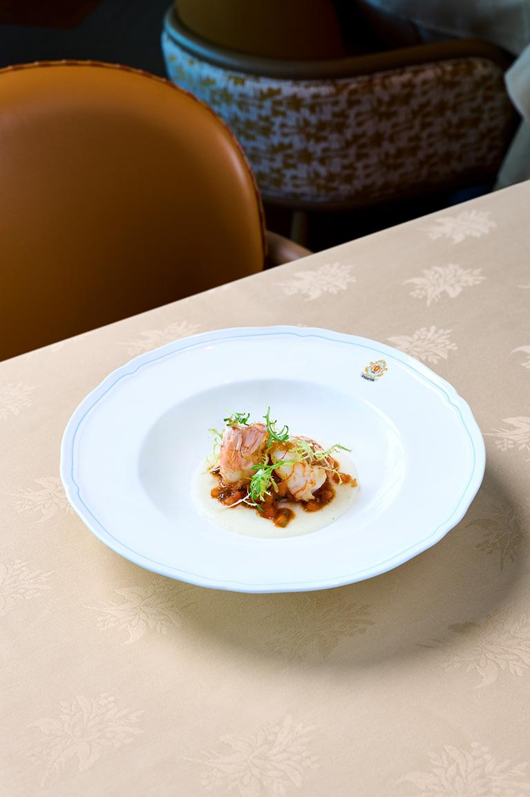香煎小龍蝦配白玉米榚及香蒜辣味番茄醬