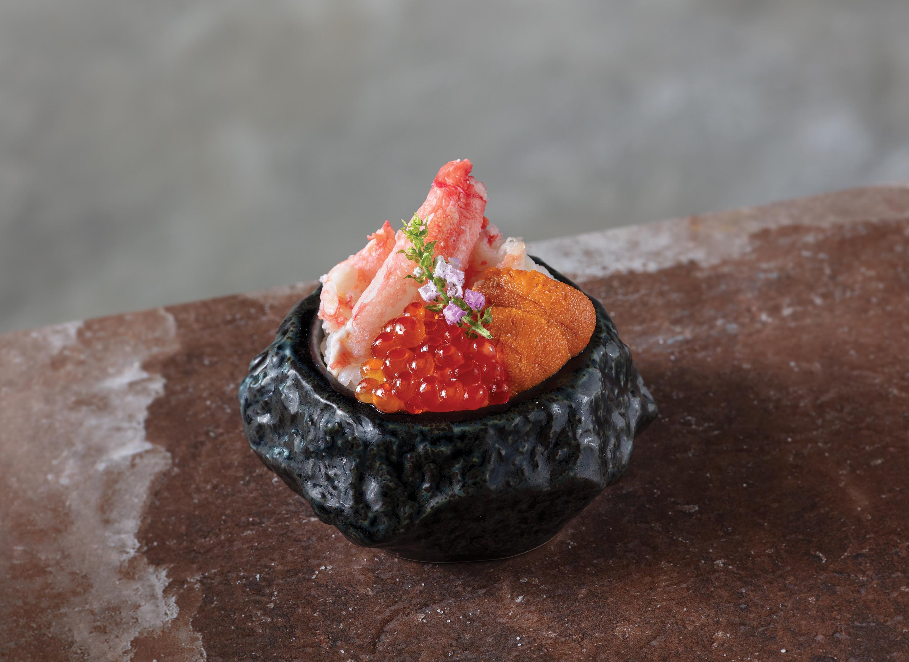 馬糞海膽紅蟹迷你壽司飯 $88件 當造馬糞海膽飽滿甘甜,入口即溶化,搭配三文魚子、深海紅蟹肉,滿載海洋鮮味。