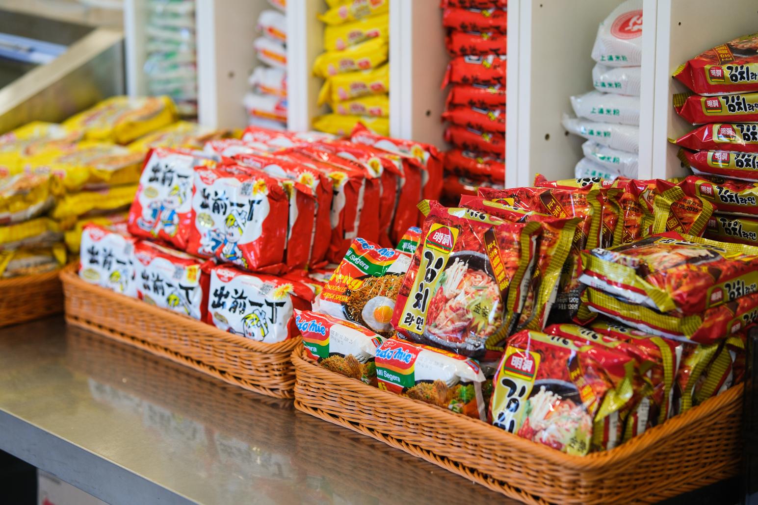 自助即食麵吧有日、韓、印尼麵。