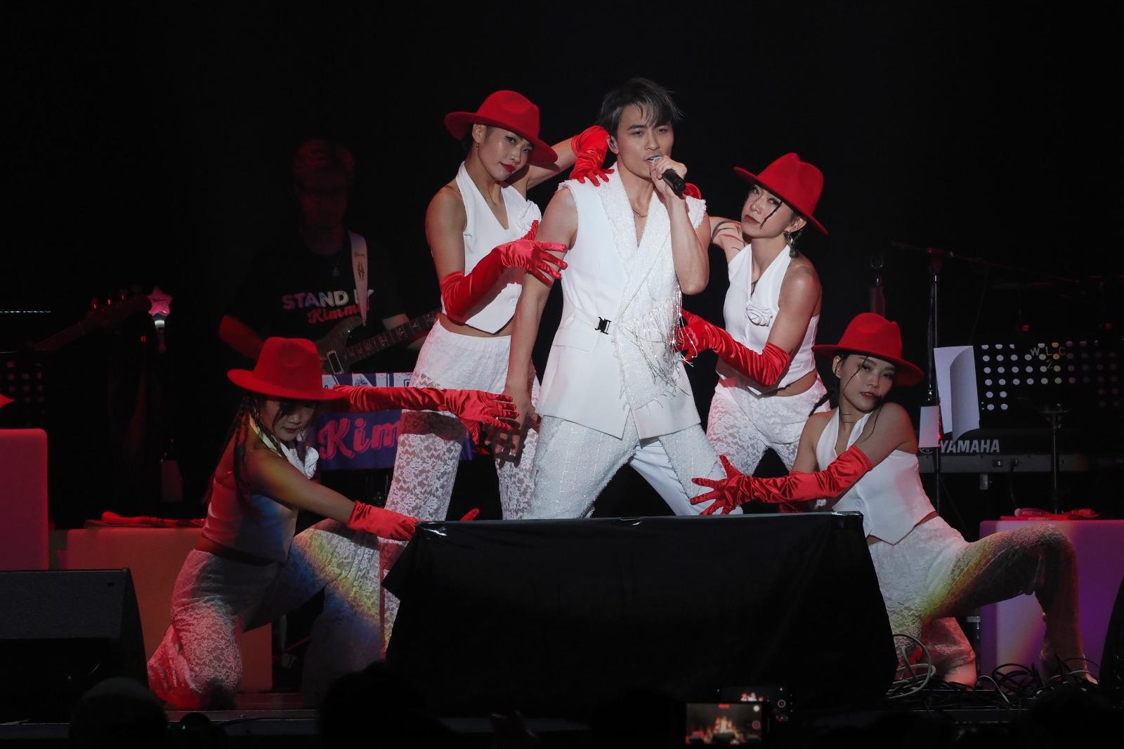 Kimman在台上表演換衫。