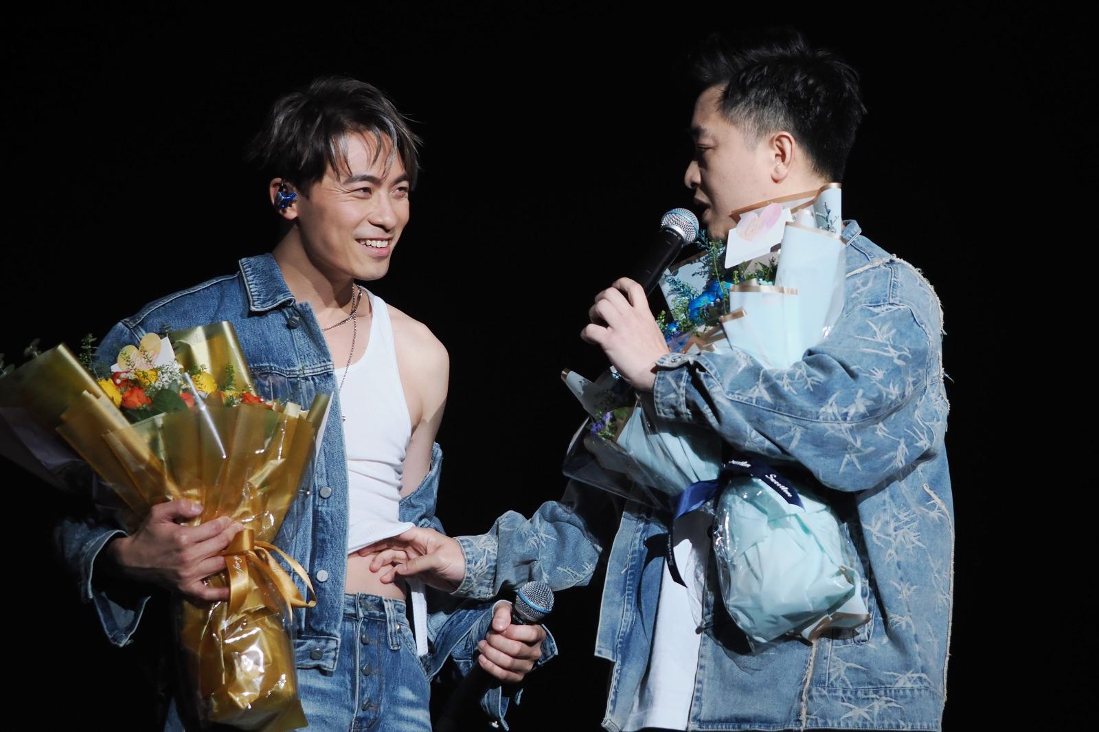 譚輝智登場跟Kimman合唱《記憶棉》。