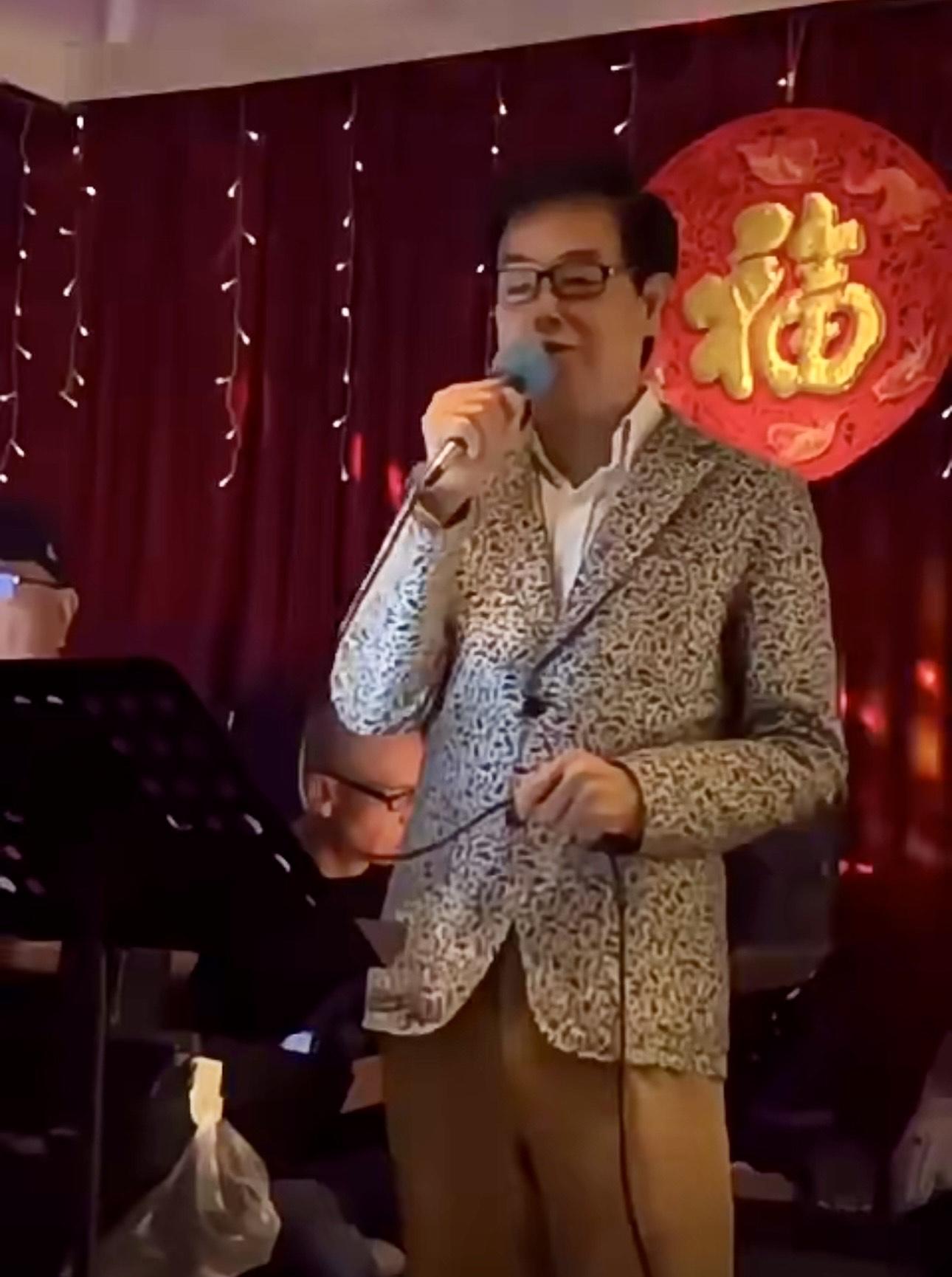 黃百鳴罕曬歌喉大唱。