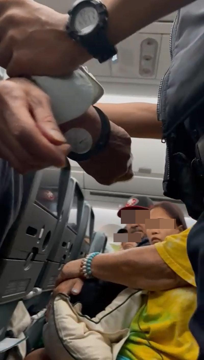 機上有不少乘客。(網片截圖)